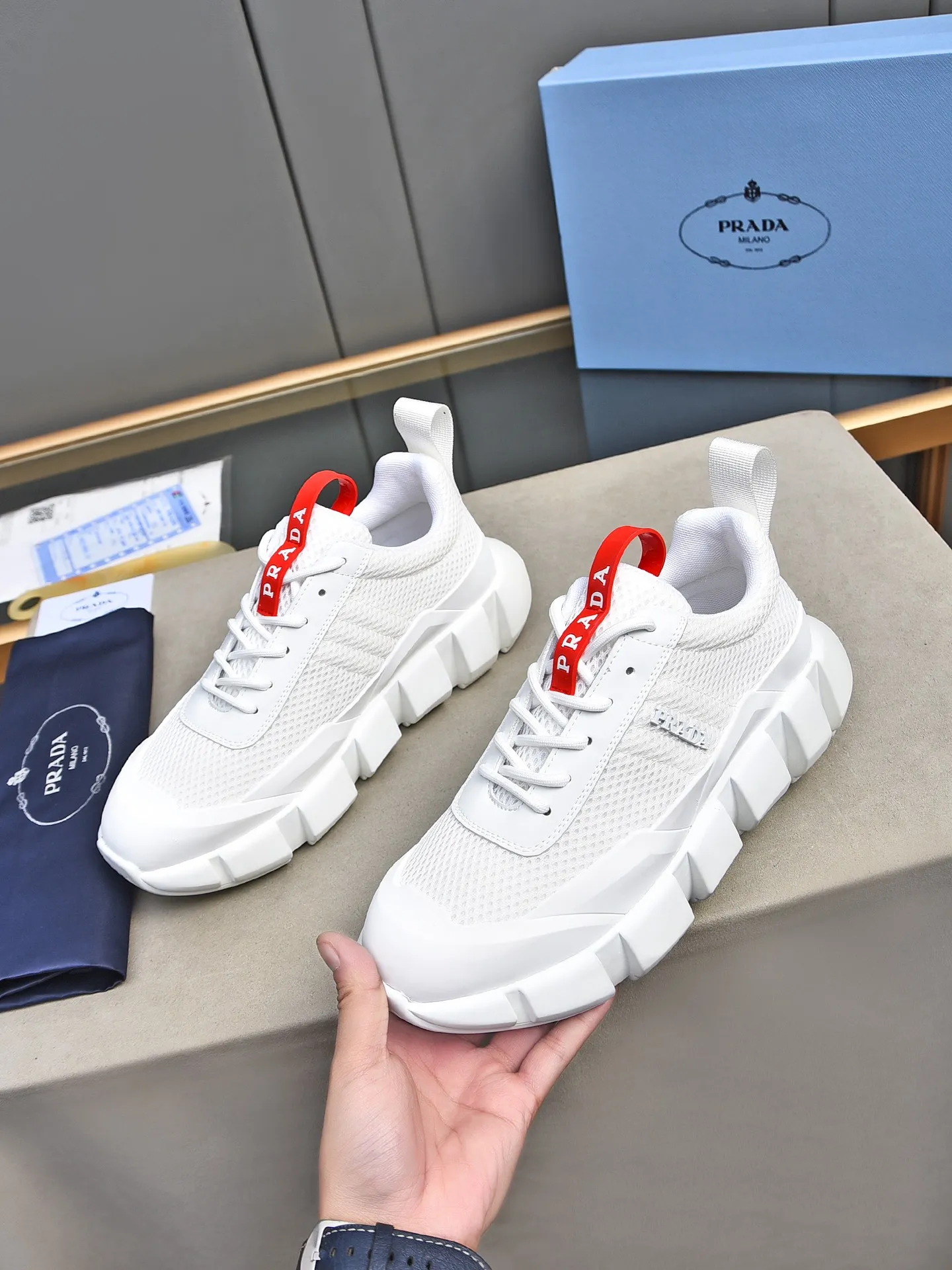Men's shoes 💰480 PRADA/Prada men's lace-up casual sports shoes, the upper is made of cowhide leather and breathable mesh. It is soft, comfortable and breathable. The tongue is decorated with the PRADA brand letter logo. The thick rubber sole echoes the red label tongue. The style is fashionable and generous. The details are carefully crafted. A casual sports shoe with a super fashionable look on the foot. Excellent breathability!  Size: 38-44 (45 46 customized)